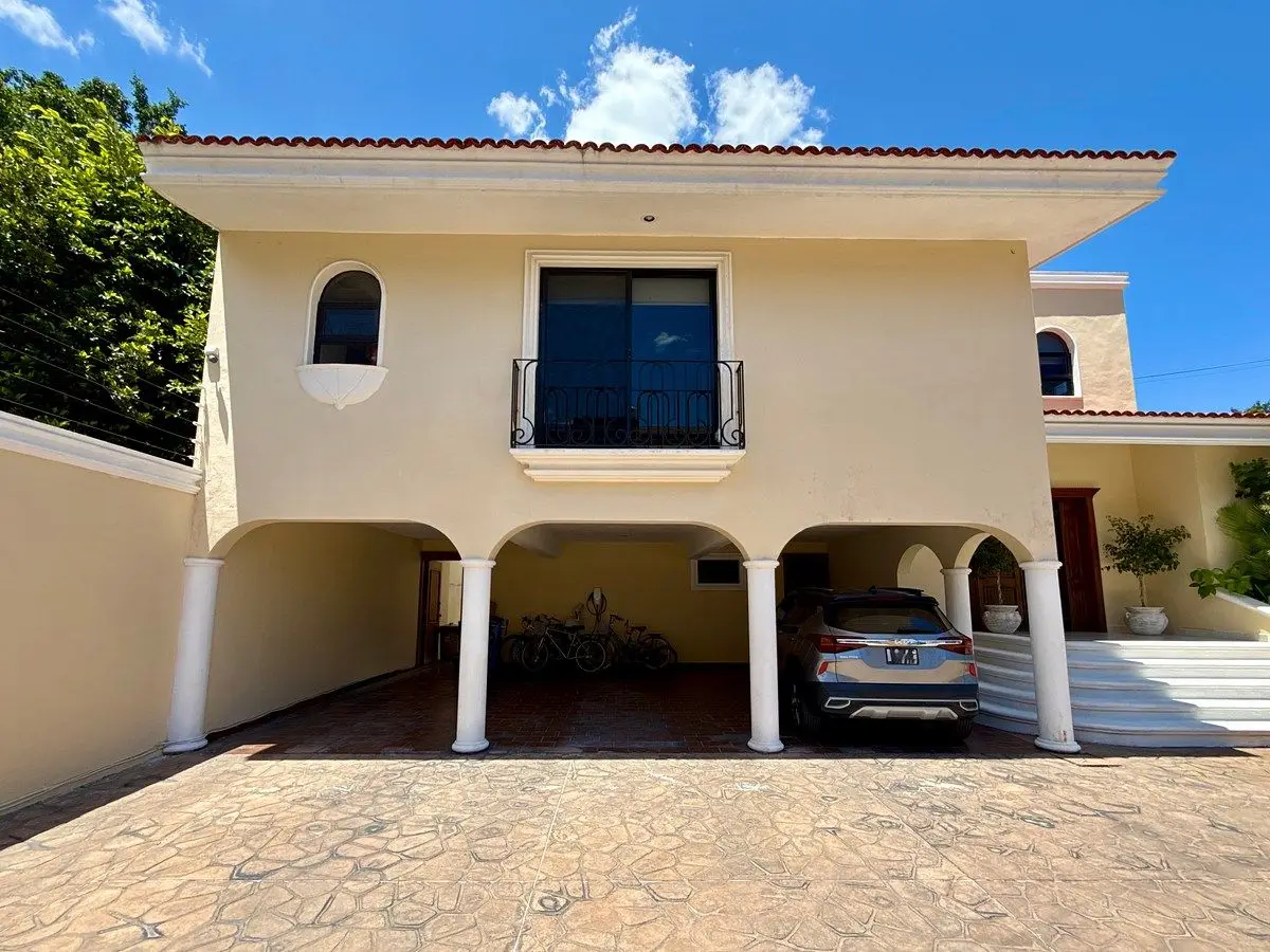 Casa de Dos Plantas con Espacios Amplios Ubicado en el Norte de Merida — foto 3