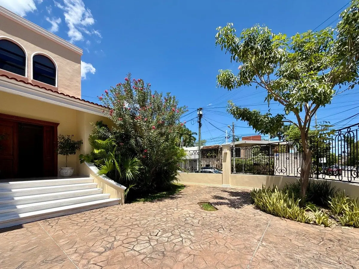 Casa de Dos Plantas con Espacios Amplios Ubicado en el Norte de Merida — foto 4