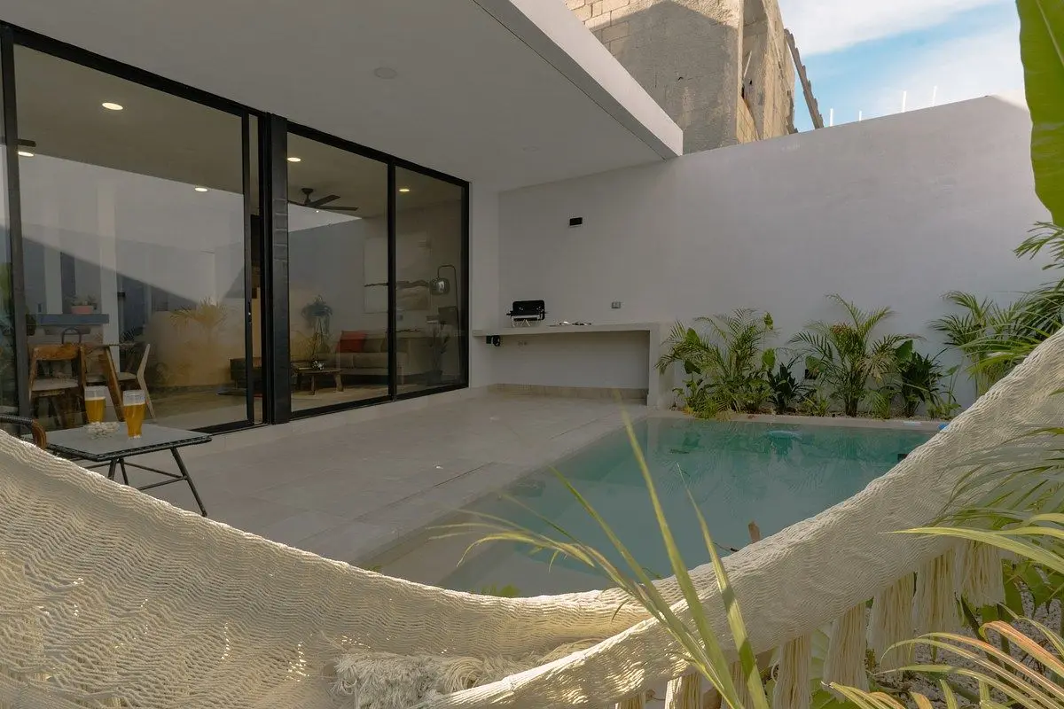 Casa de Dos Plantas en Privada con Amenidades en el Norte de Merida — foto 4