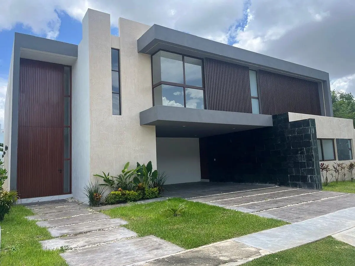 Casa Residencial de Dos Plantas en Privada con Amenidades Ubicada en el Nte de M