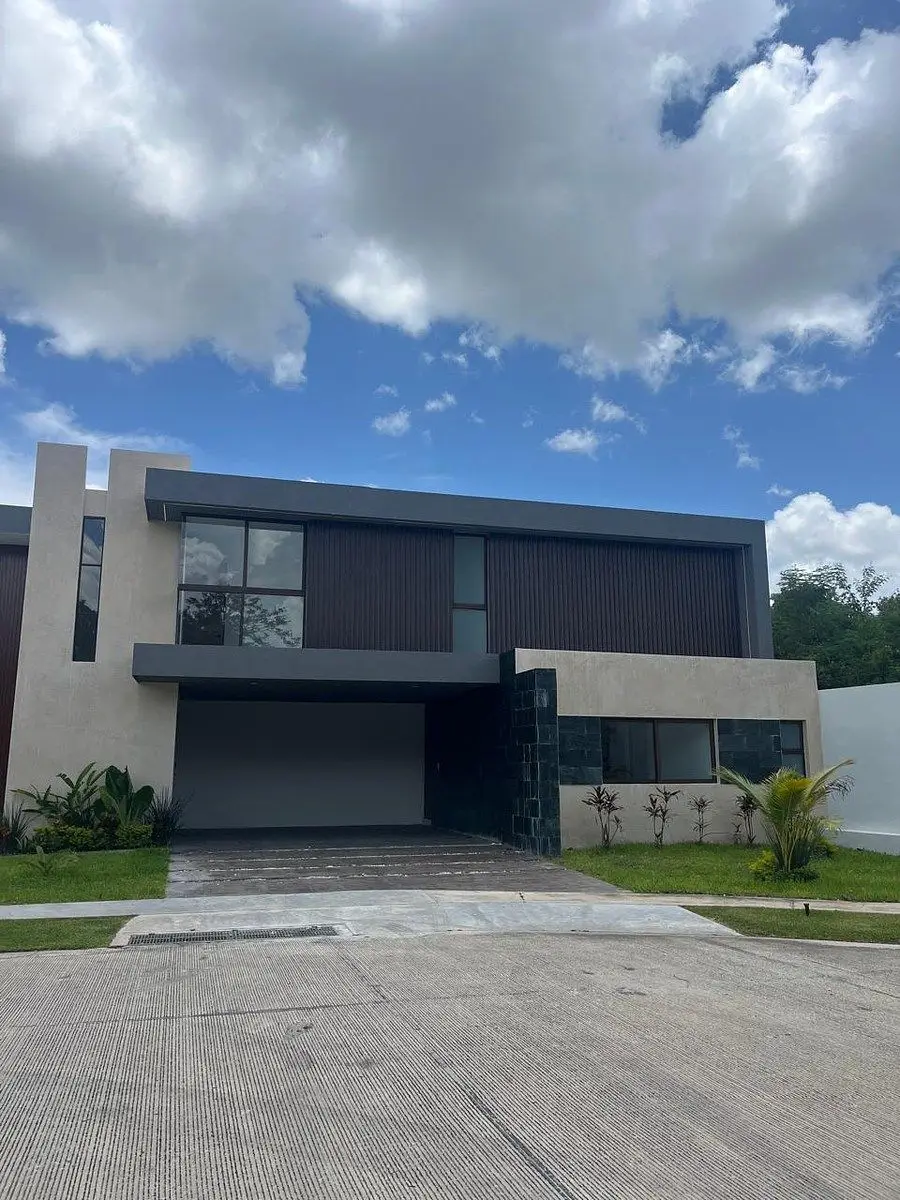 Casa Residencial de Dos Plantas en Privada con Amenidades Ubicada en el Nte de M — foto 2