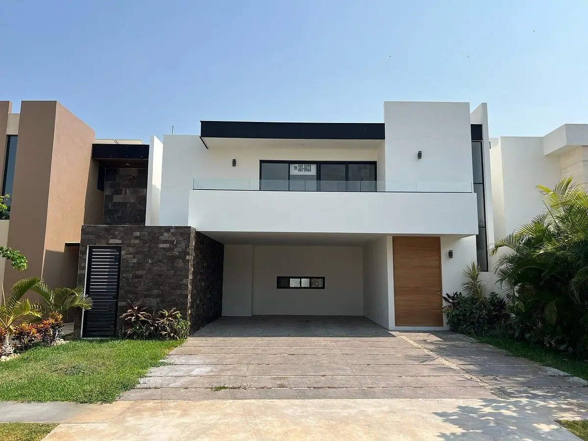 Casa de Dos Plantas Ubicada en Privada con Amenidades en el Norte de Merida