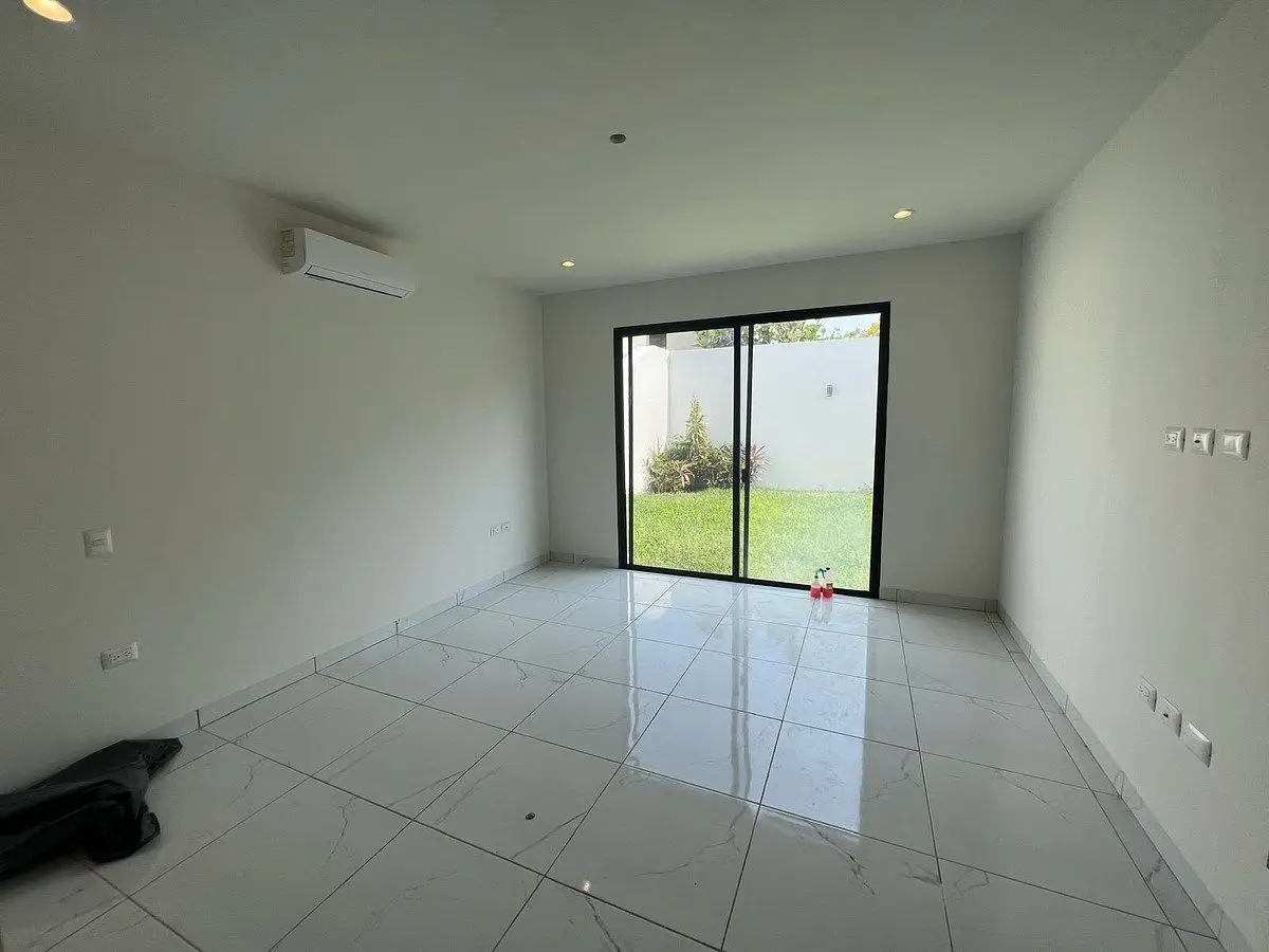 Casa de Dos Plantas Ubicada en Privada con Amenidades en el Norte de Merida — foto 3
