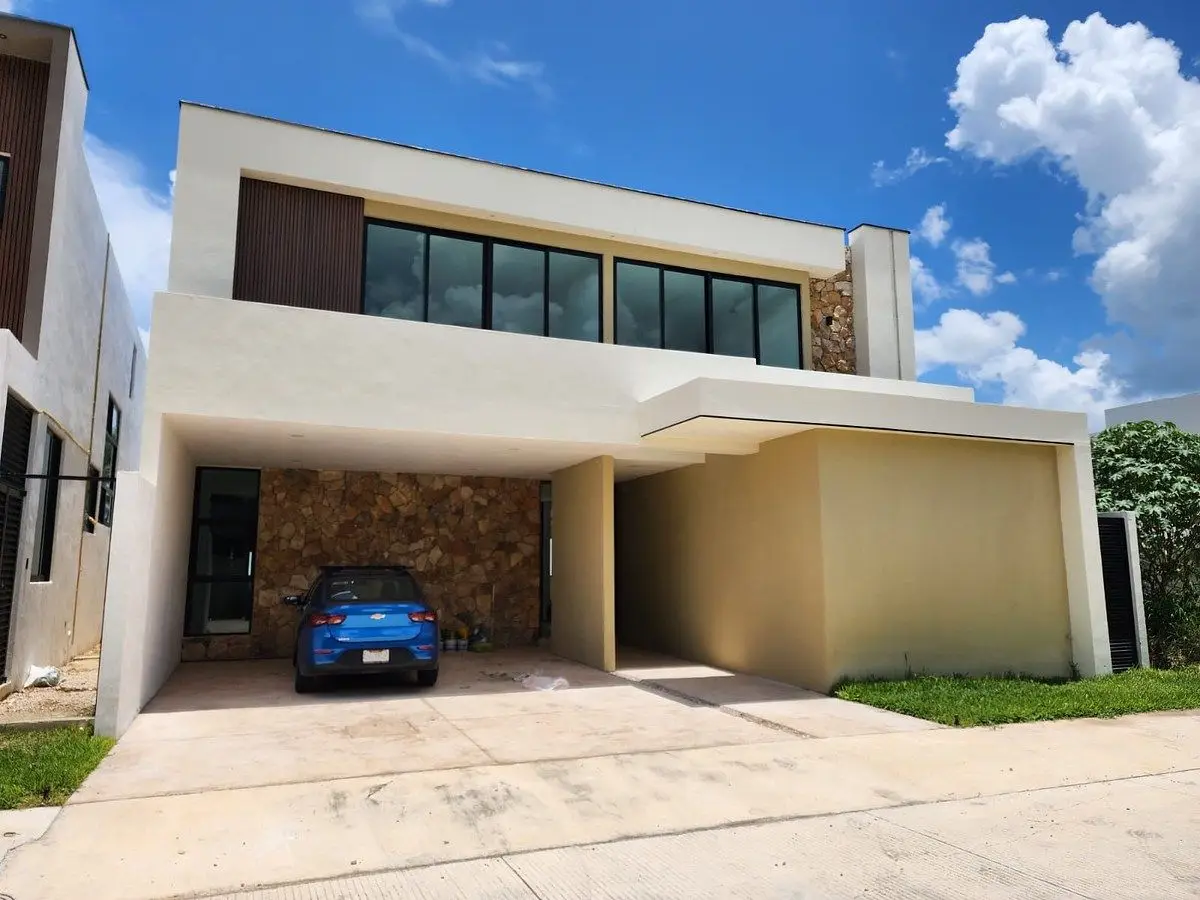 Casa de Dos Plantas Ubicada en Privada Residencial con Amenidades en el Norte de