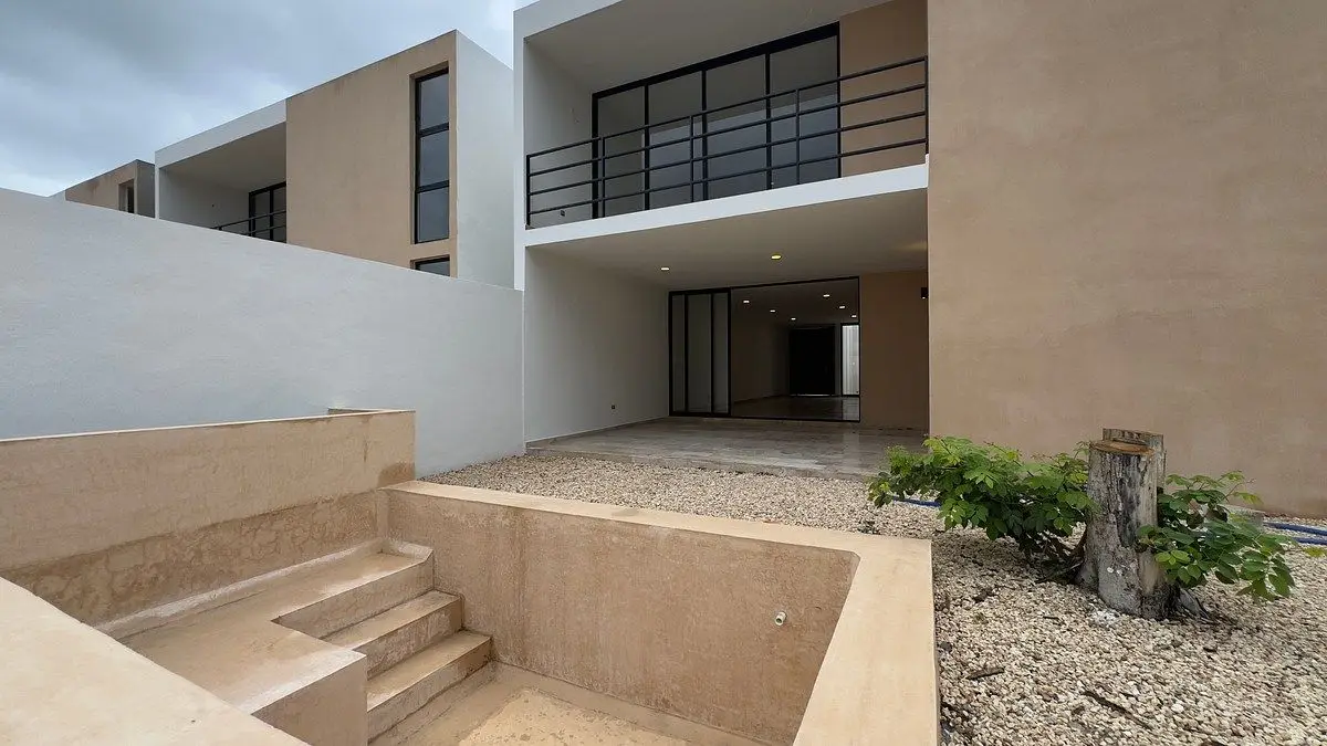 Casa de Dos Plantas Ubicada en Privada con Amenidades en el Norte de Merida — foto 2