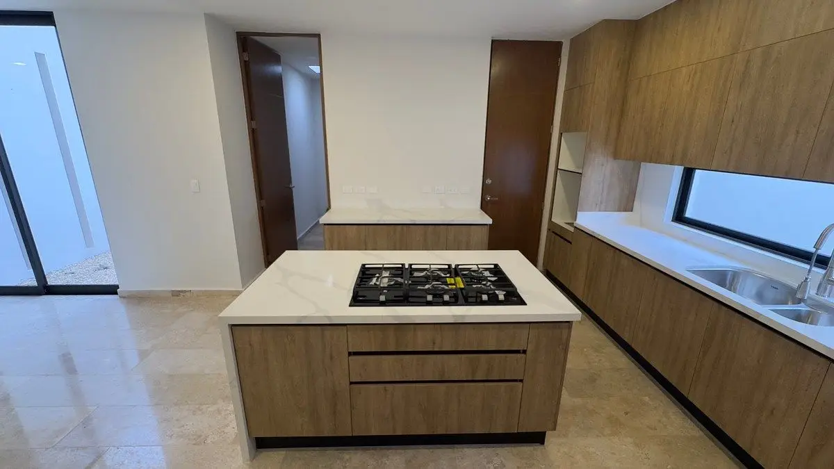 Casa de Dos Plantas Ubicada en Privada con Amenidades en el Norte de Merida — foto 5