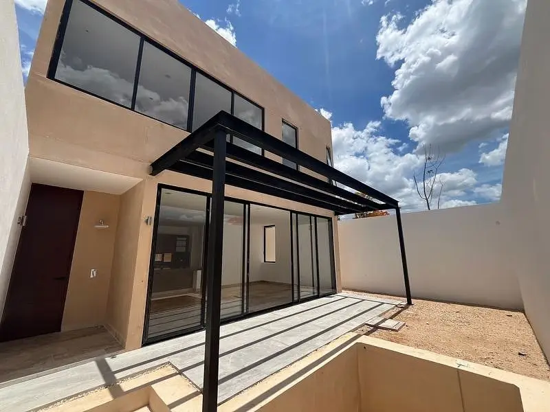 Casa de Dos Planta Ubicada en Privada con Amenidades en el Norte de Merida — foto 2