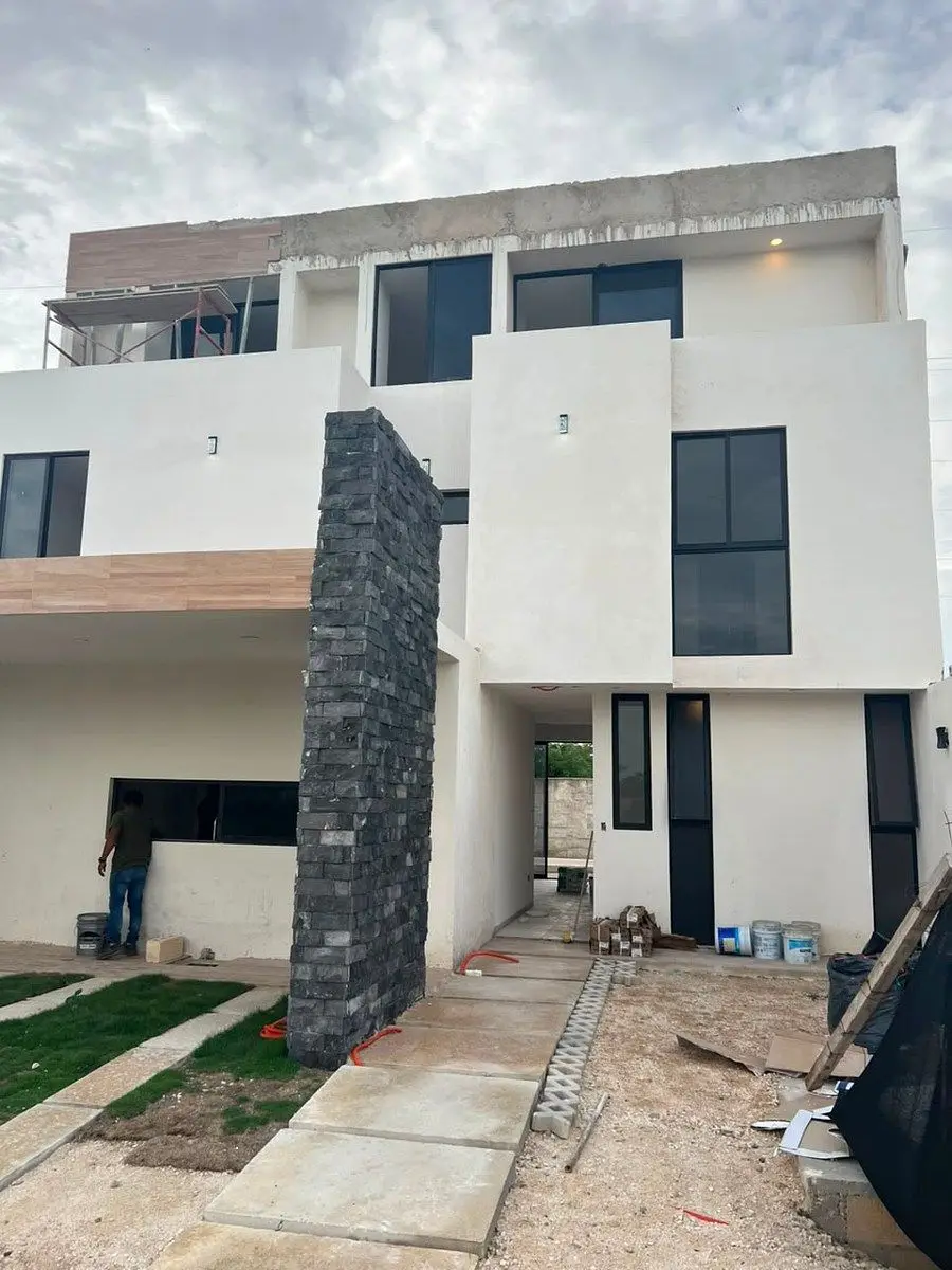 Casa de 4 Recamaras Ubicada en Privada con Amenidades en el Norte de Merida