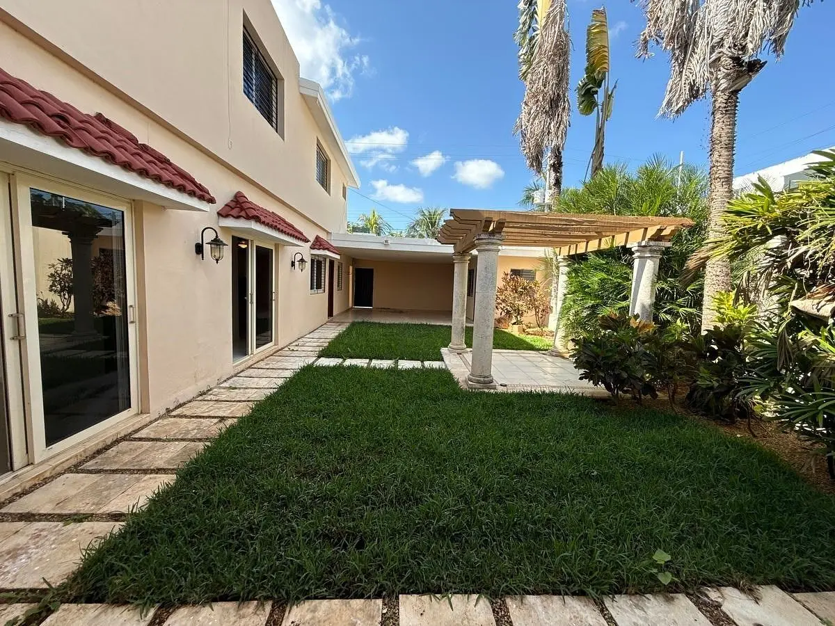 Casa de Dos Plantas y 4 Recamaras Ubicada en el Norte de Merida — foto 3