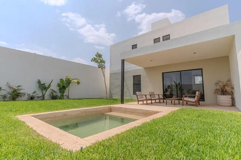 Casa Dos Plantas en Privada con Amenidades Ubicada en el Norte de Merida
