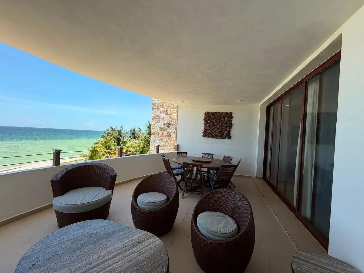 Departamento en Venta de 4 Recamaras a Orillas de la Playa en Zona de Telc