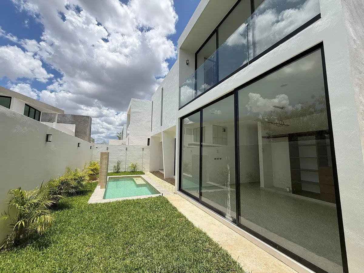 Casa de Dos Plantas en Privada con Amenidades en el Norte de Merida — foto 2