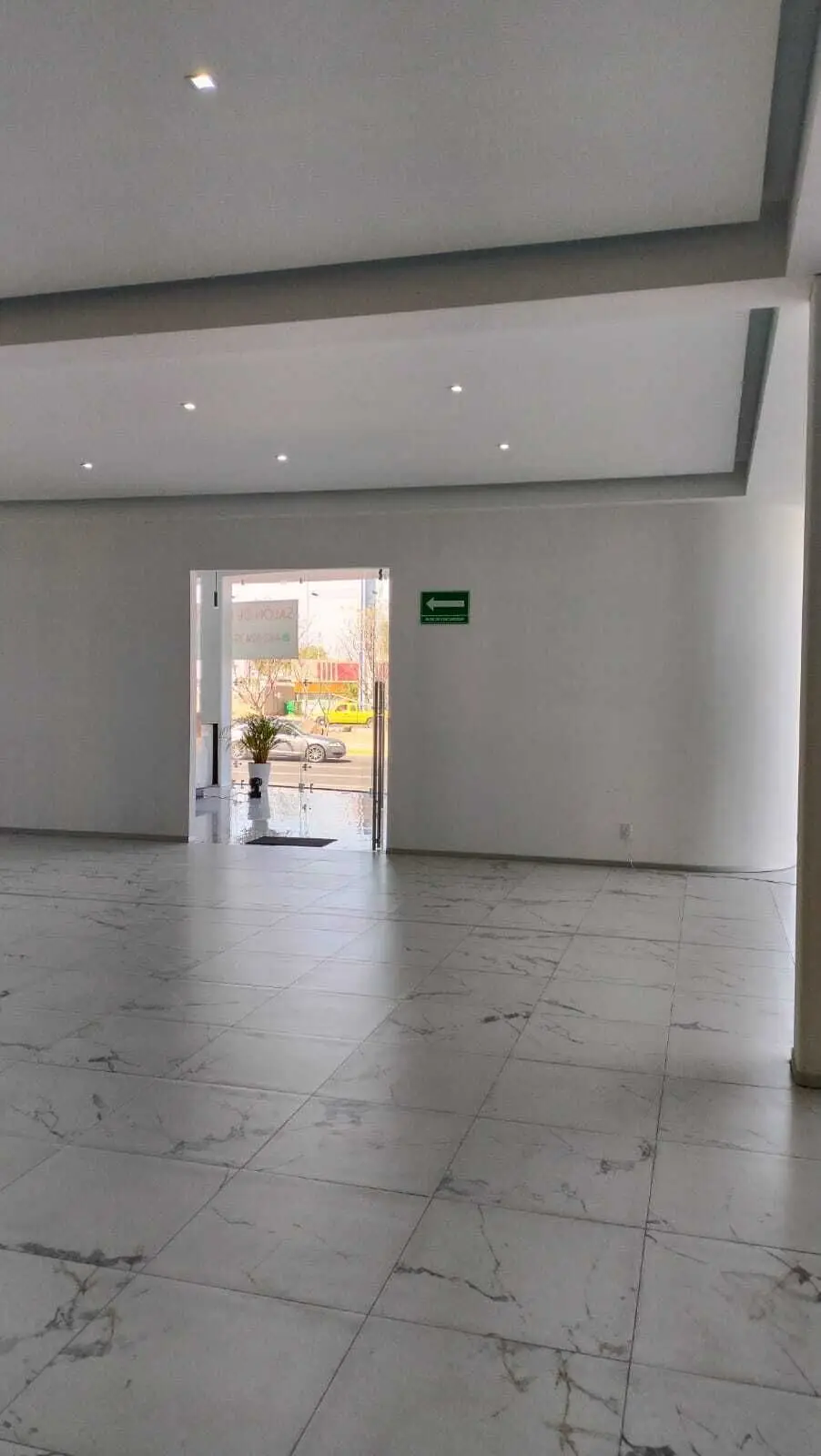 Local Renta Sobre Avenida Principal Juriquilla Queretaro — foto 2