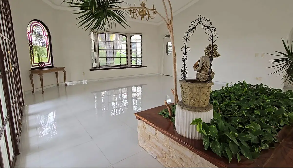 Casa en venta con alberca y jardin Loma dorada Querétaro — foto 5