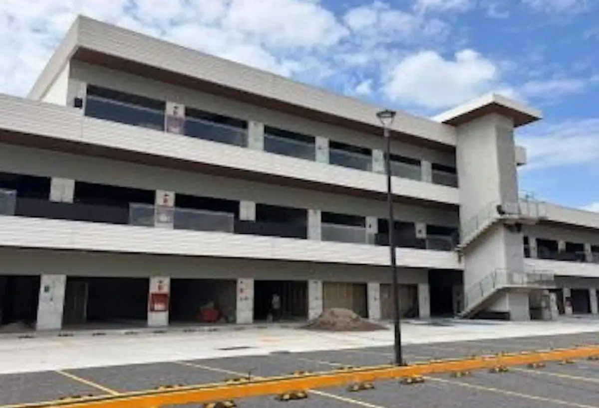 Renta Local Comercial Plaza Xentric Lomas Queretaro — foto 2