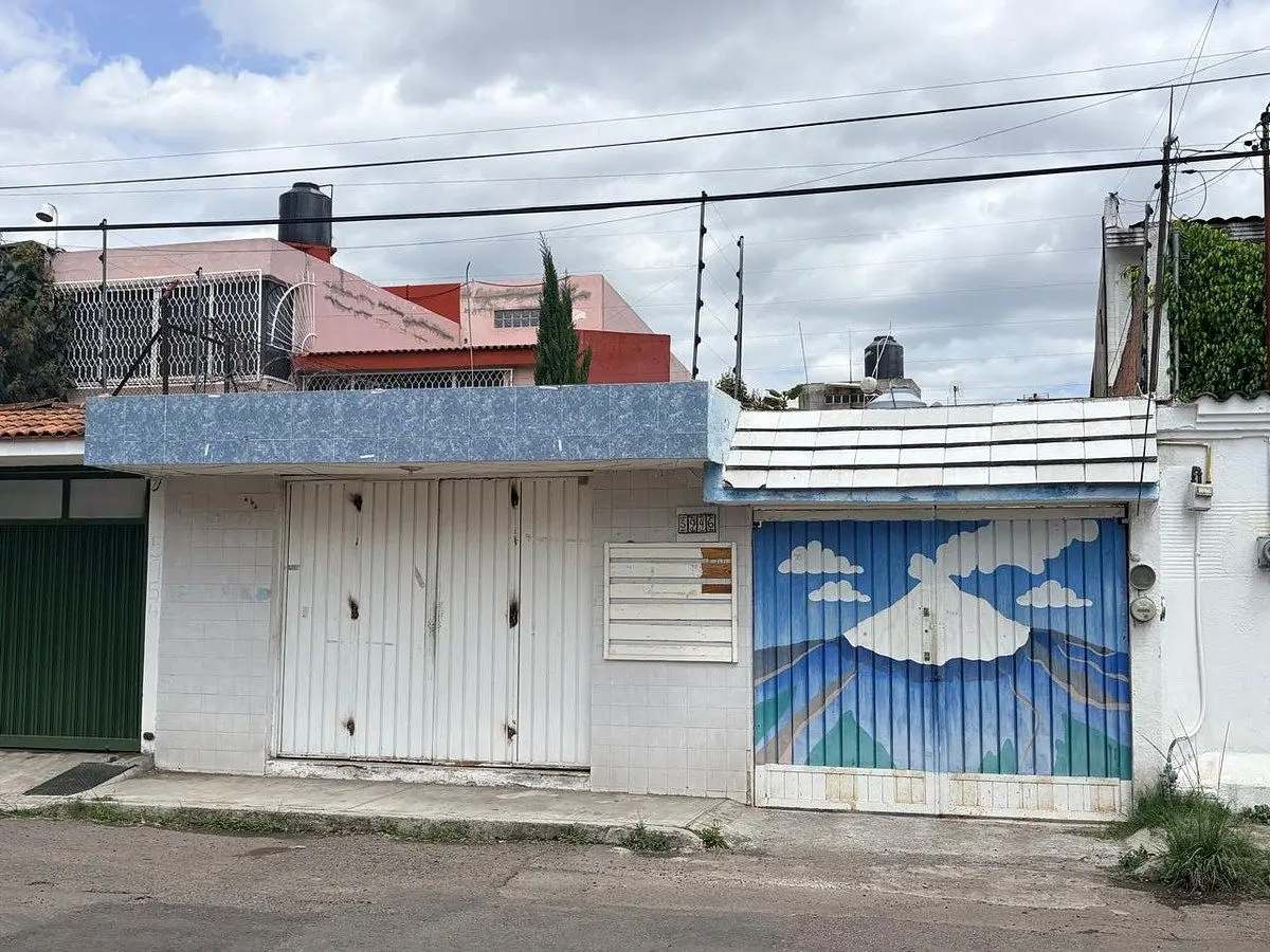 Casa con local comercial en venta, Puebla.