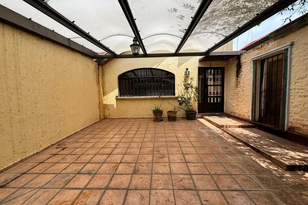 Oportunidad para remodelar o construir en Claustros del Parque Queretaro