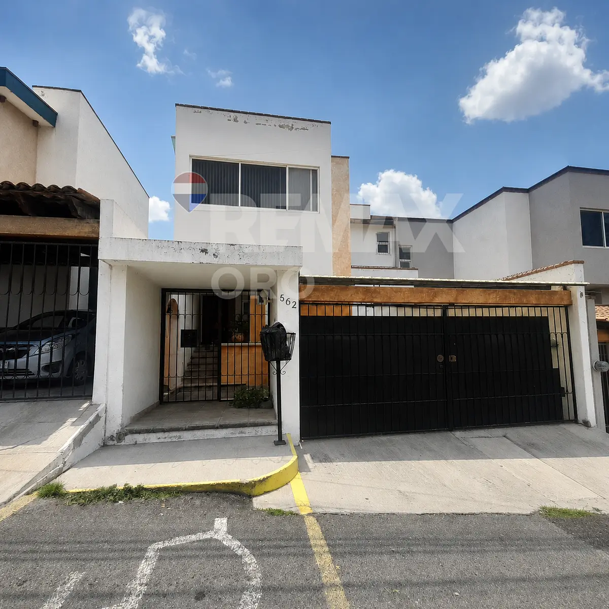 Casa en Venta en Tejeda, Corregidora. Amplia y con Jardin