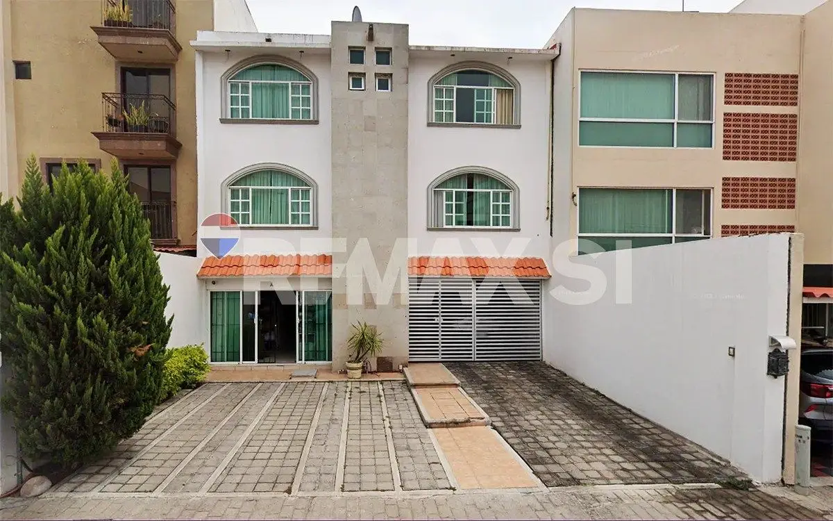 Casa con Local Comercial Venta en Milenio Iii