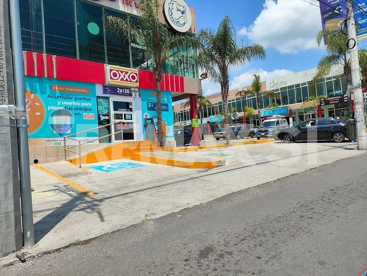 Local en Plaza Comercial Sobre Pie de la Cuesta — foto 4