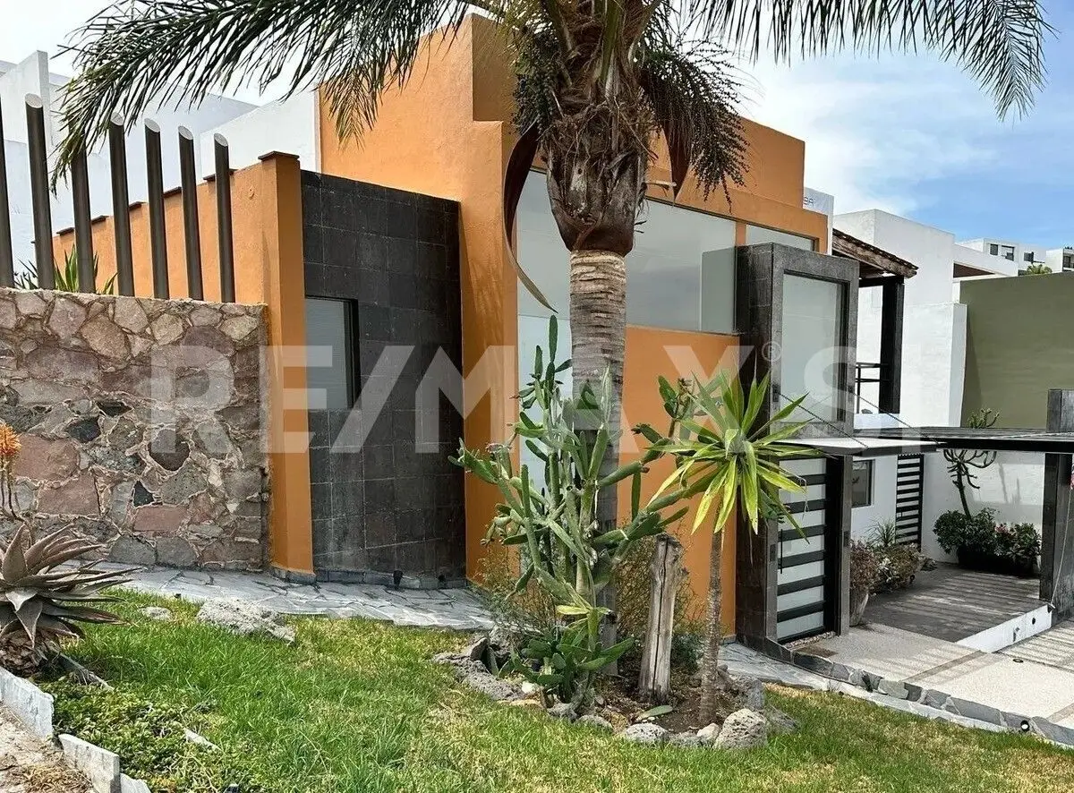 Casa Venta Cumbres del Cimatario Cond la Yuca