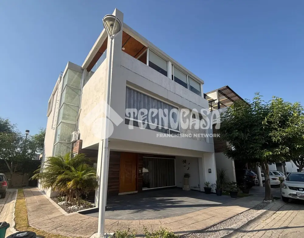 Casa en Lomas de Angelopolis