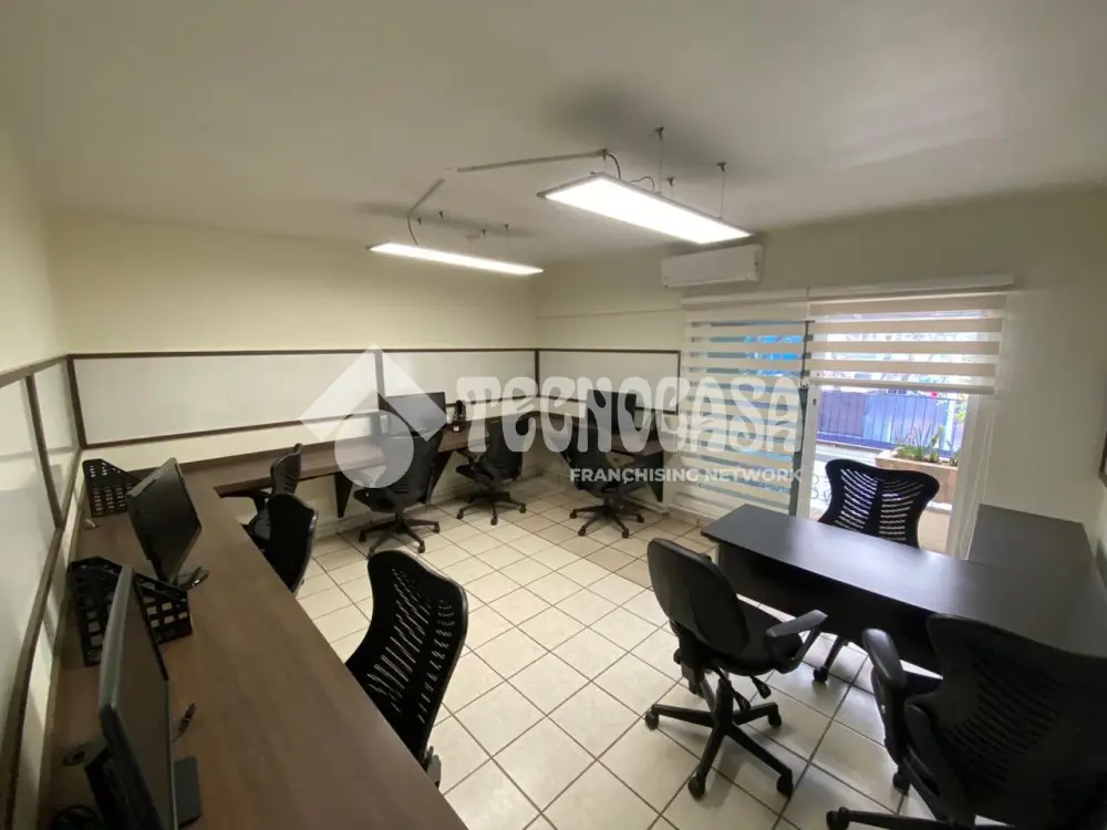Oficina en Unidad Modelo — foto 5