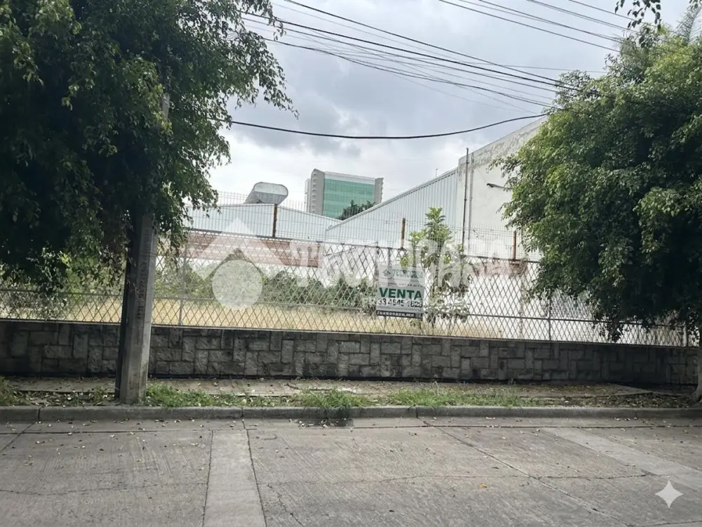 Terreno en Jardines del Bosque Centro
