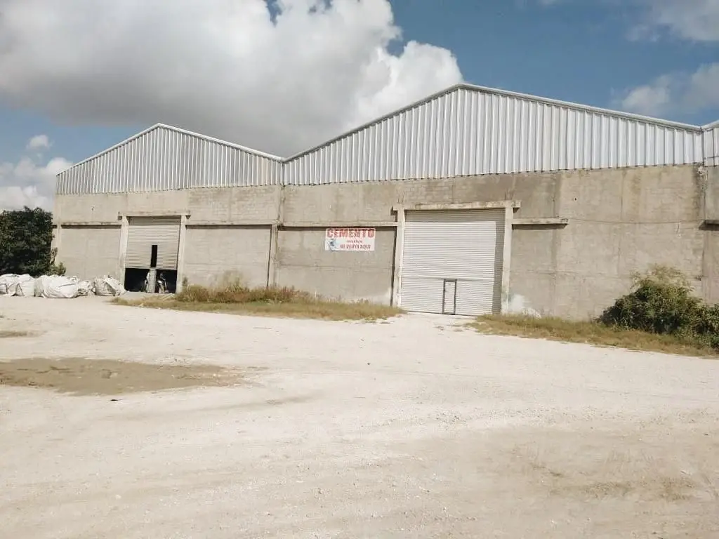 Bodegas en Renta en Mérida, Yuc. 1050m² Sobre la Carr. Mérida-Cancún