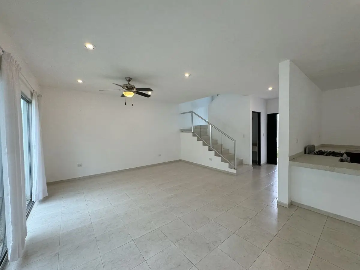 Casa en Renta Sin Muebles de 3 Recámaras y Alberca en Leandro Valle, Mérida — foto 3