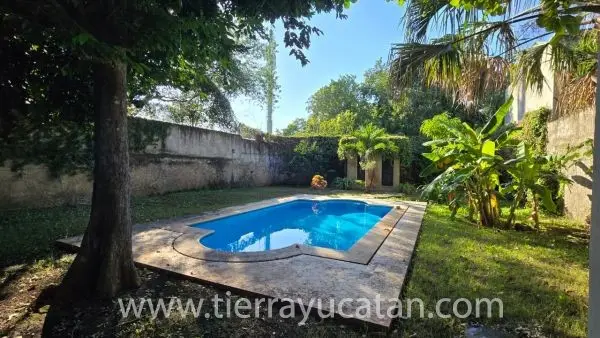 Hermosa Casa en el Centro de Mérida Remodelada con Garaje y Amplio Terreno. — foto 2