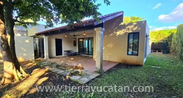 Hermosa Casa en el Centro de Mérida Remodelada con Garaje y Amplio Terreno. — foto 3