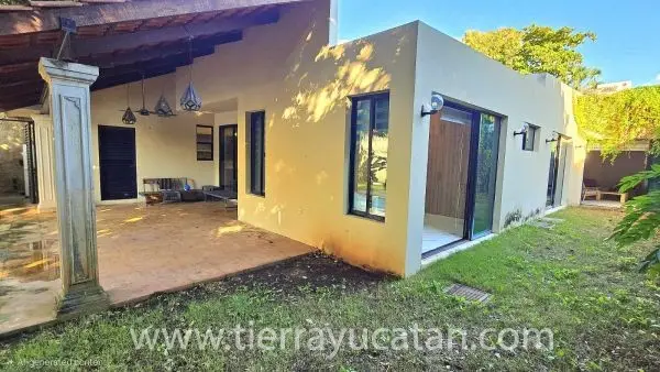 Hermosa Casa en el Centro de Mérida Remodelada con Garaje y Amplio Terreno. — foto 4