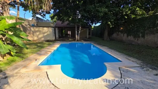 Hermosa Casa en el Centro de Mérida Remodelada con Garaje y Amplio Terreno. — foto 5