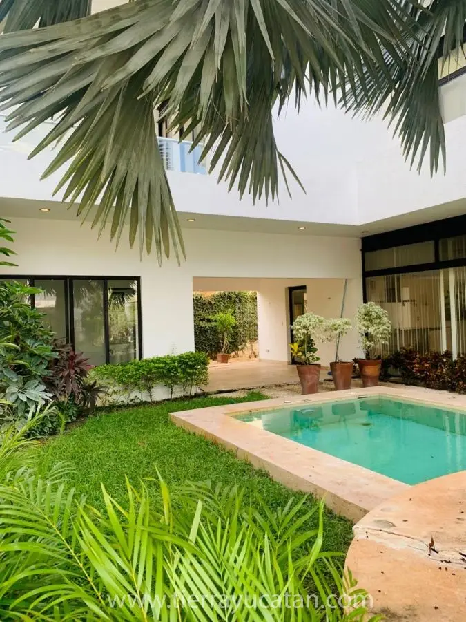 Magnífica Casa Moderna de 6,687pies Cuadrados en el Exclusivo Yucatán Country Club — foto 2