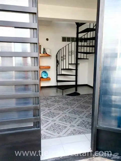 Propiedad Privilegiada en el Centro de Mérida: Espaciosa Casa de Tres Pisos con Potencial de Ingresos — foto 3