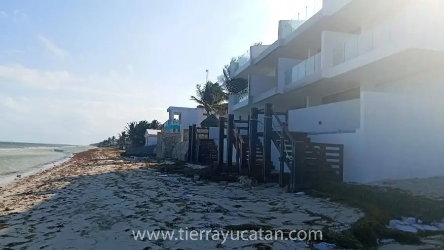 Casa de Tres Niveles Frente a Mar en Telchac, 4 Habitaciones, Acabados de Lujo y Marmol