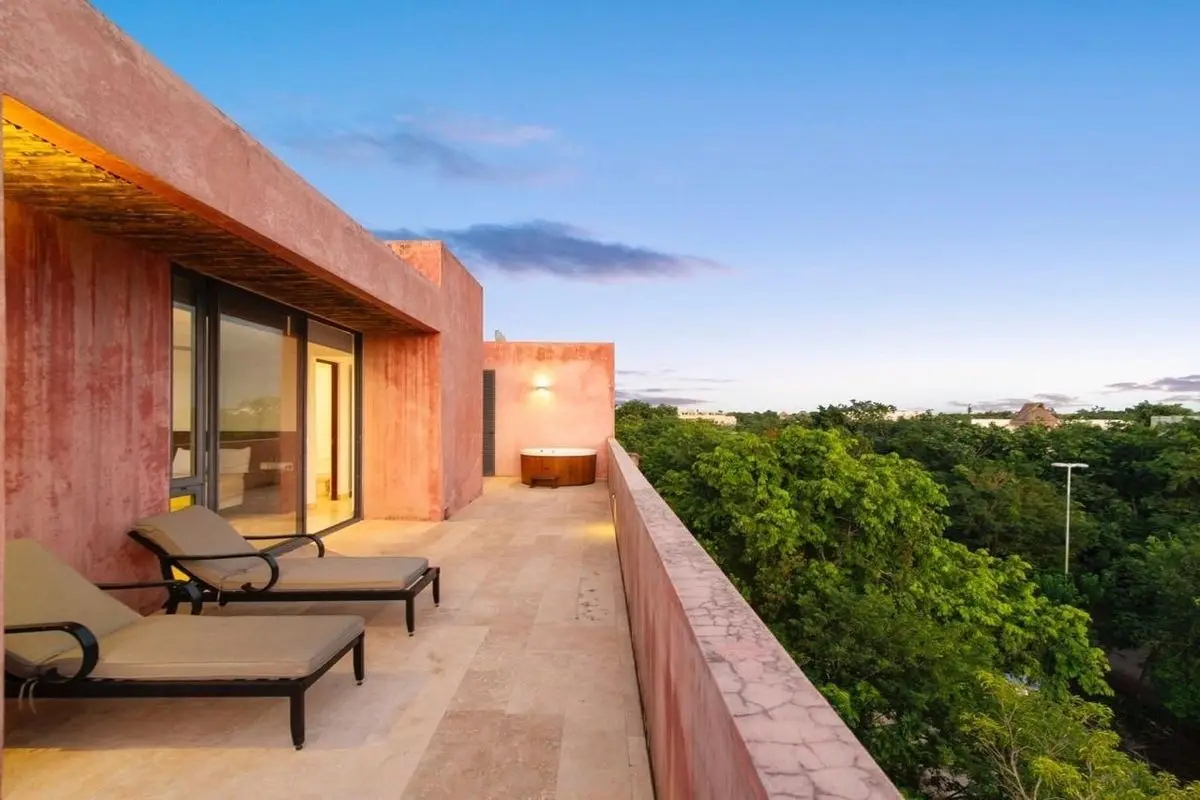 “Penthouse con jacuzzi privado y 3 terrazas listo para rentas premium en Tulum”