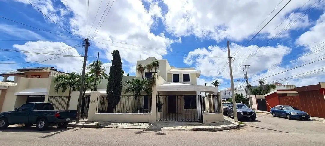Casa en Esquina con Alberca en Venta en Francisco de Montejo/ENTREGA INMEDIATA — foto 2