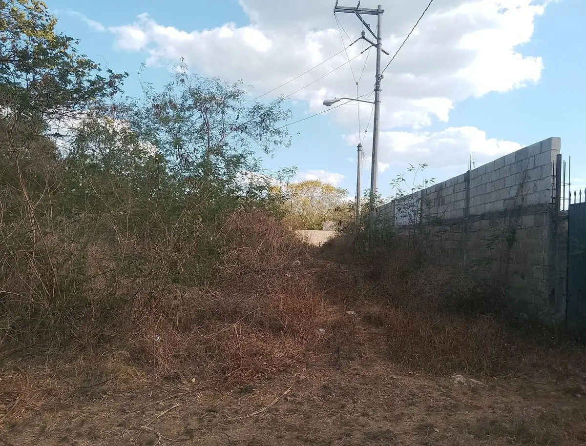 Terreno por la 42 en Jardines de Tahdzibichen