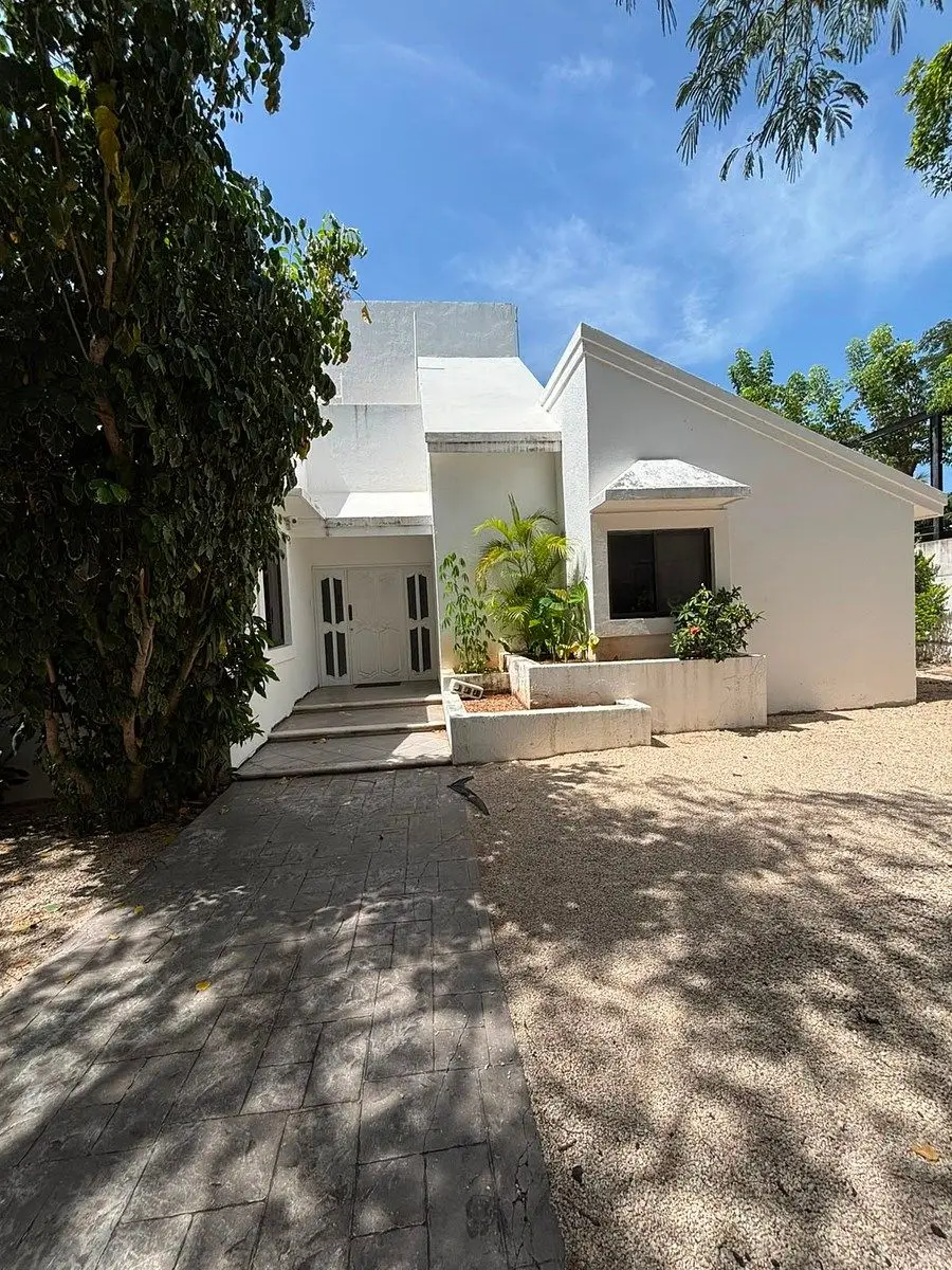 Casa en Renta con Alberca y Paneles Solares en Sodzil Norte,Merida