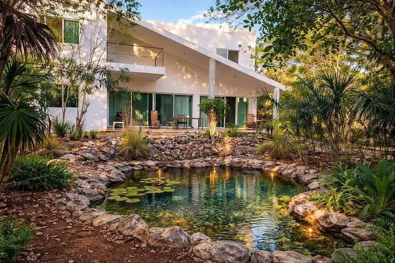 Casa en venta con lago artificial y terreno arbolado