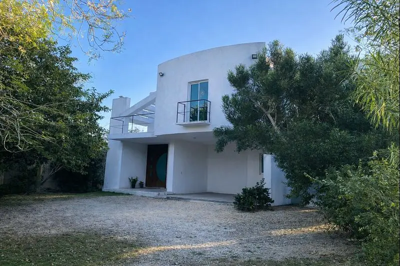 Casa en venta con lago artificial y terreno arbolado — foto 2