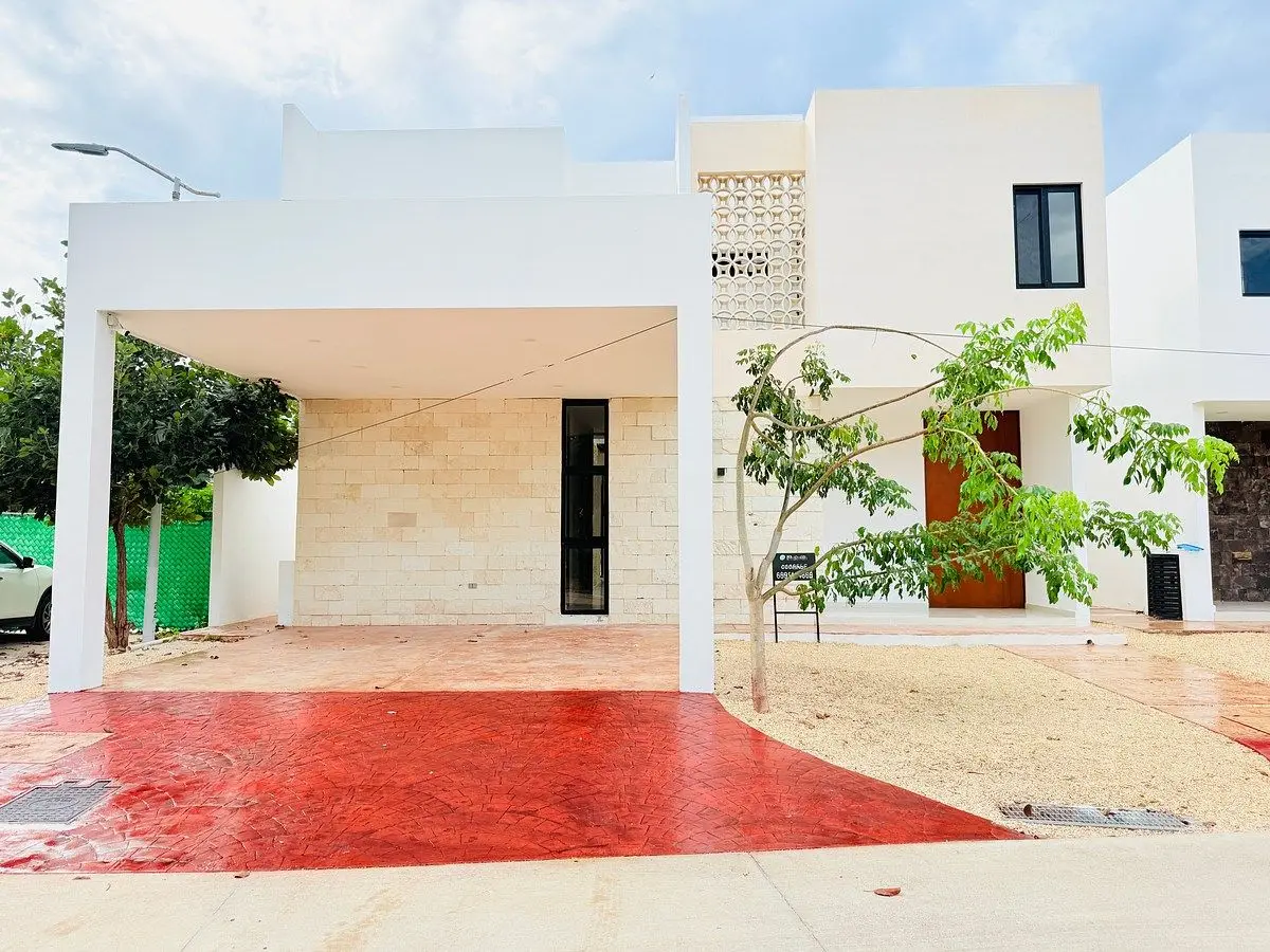 Casa de 4 recámaras en esquina dentro de Altozano