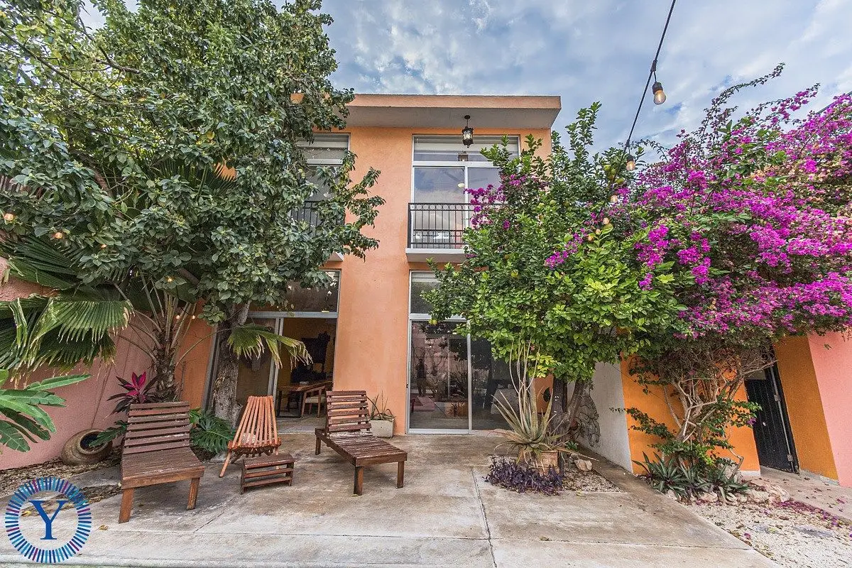 Casa Mariposa | Large Traditional Colonial w/ Income Potential — foto 2
