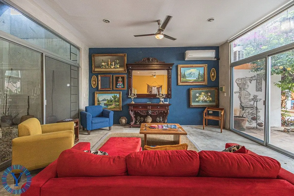 Casa Mariposa | Large Traditional Colonial w/ Income Potential — foto 3