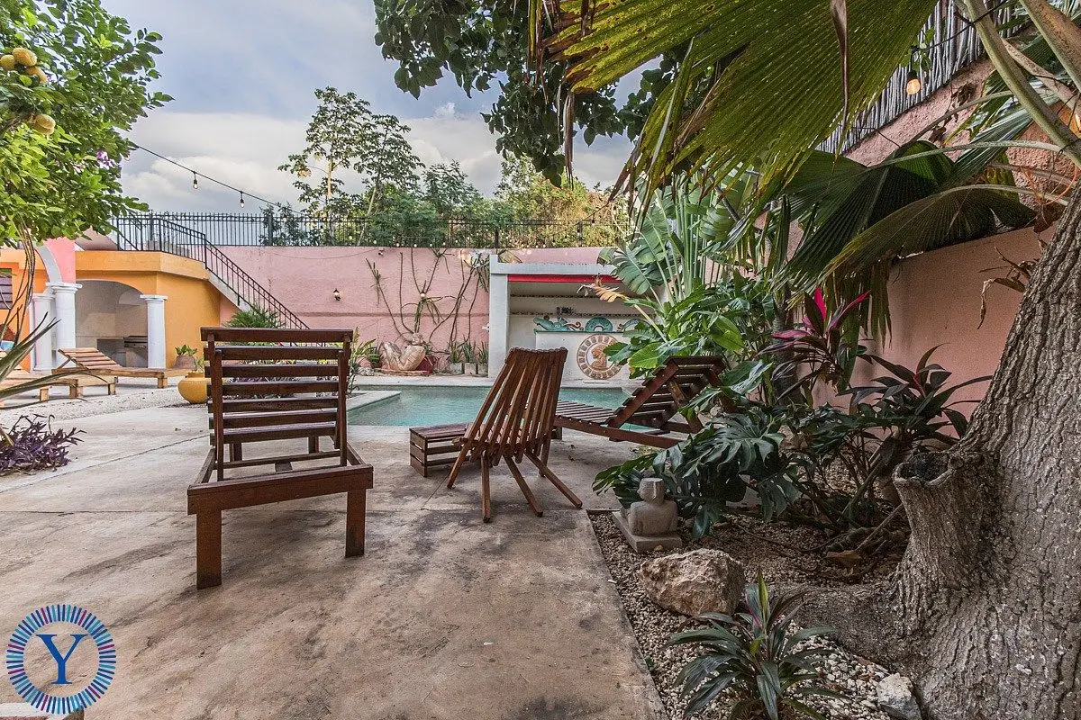 Casa Mariposa | Large Traditional Colonial w/ Income Potential — foto 4