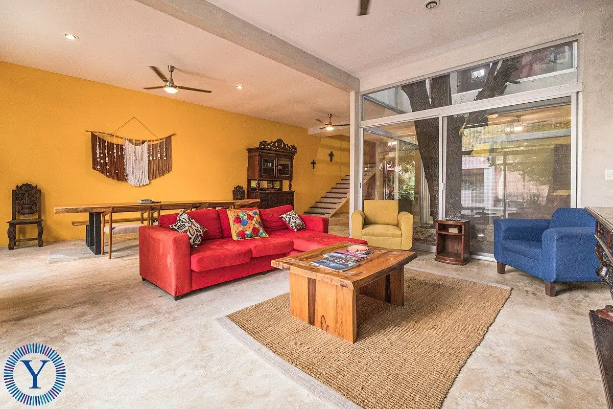 Casa Mariposa | Large Traditional Colonial w/ Income Potential — foto 5
