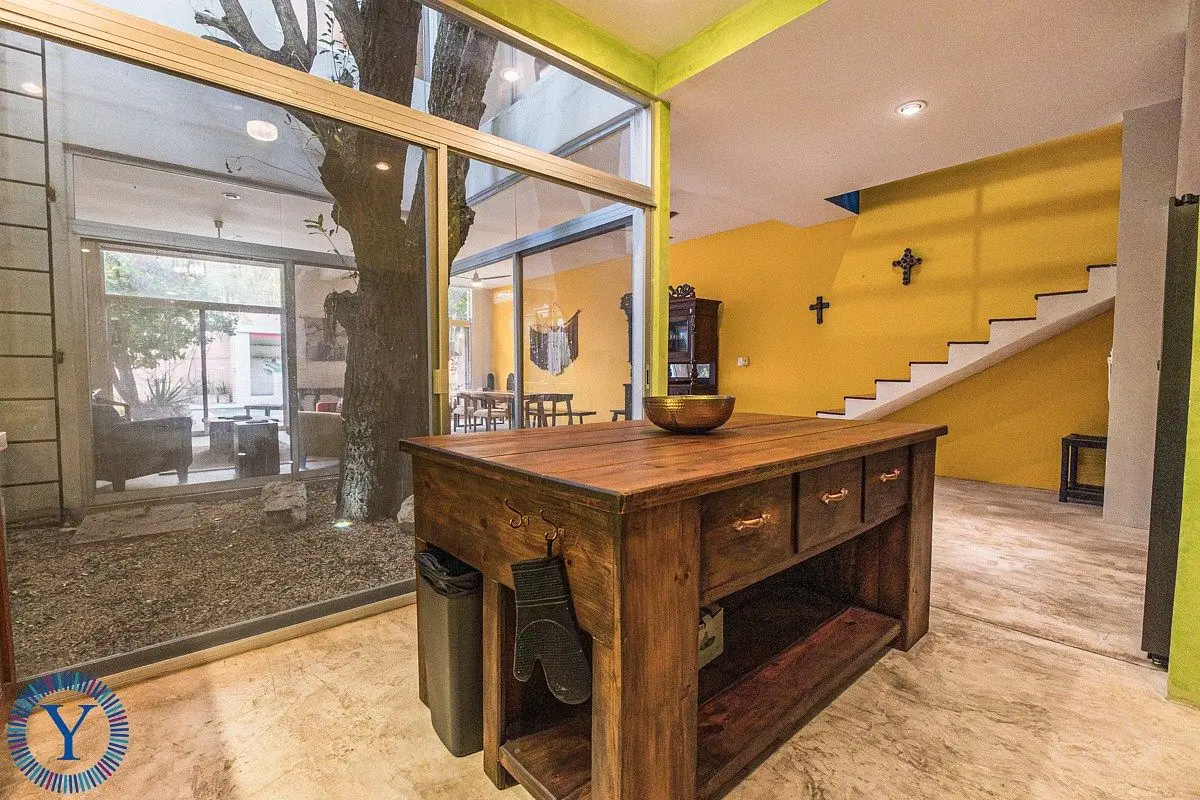 Casa Mariposa | Large Traditional Colonial w/ Income Potential — foto 6
