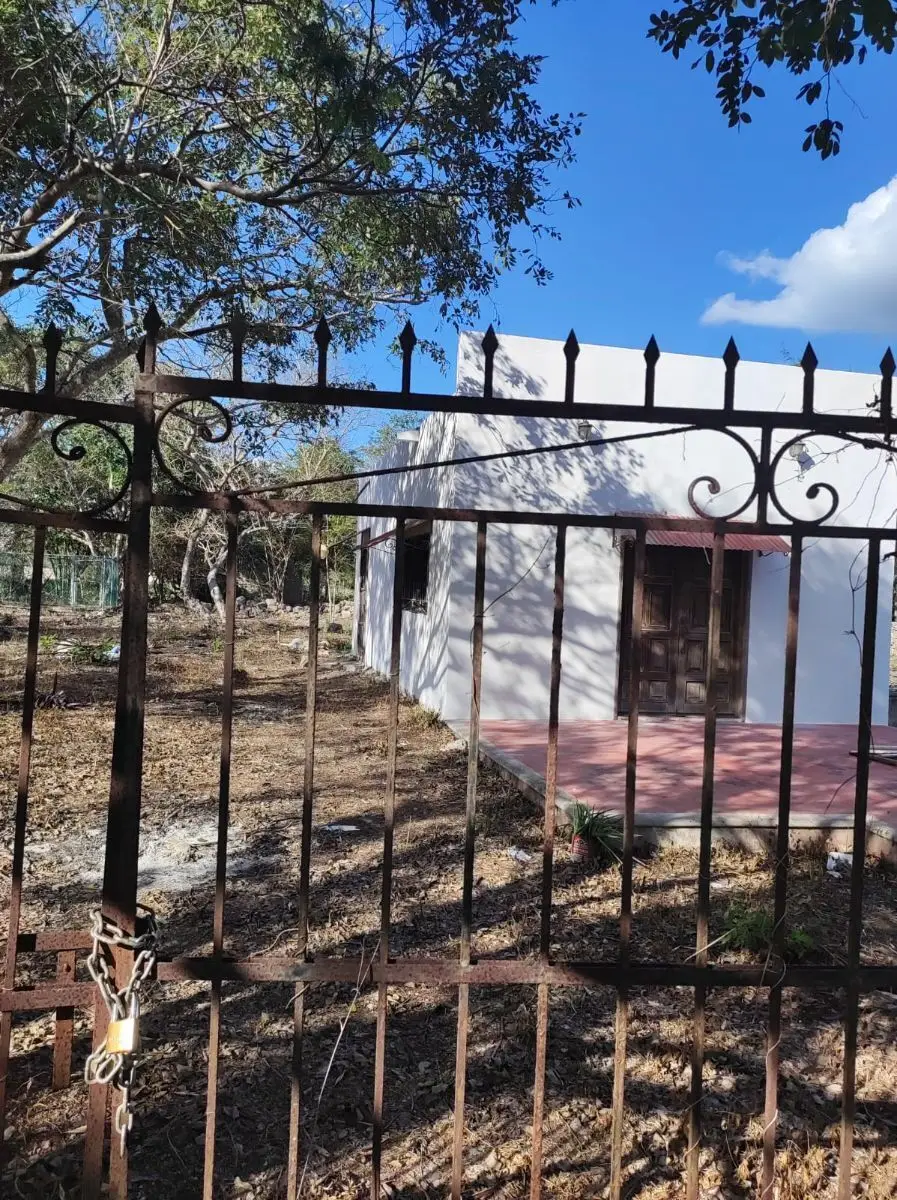 Se vende terreno con construcción en UCU Yucatán de 1,200 mts2